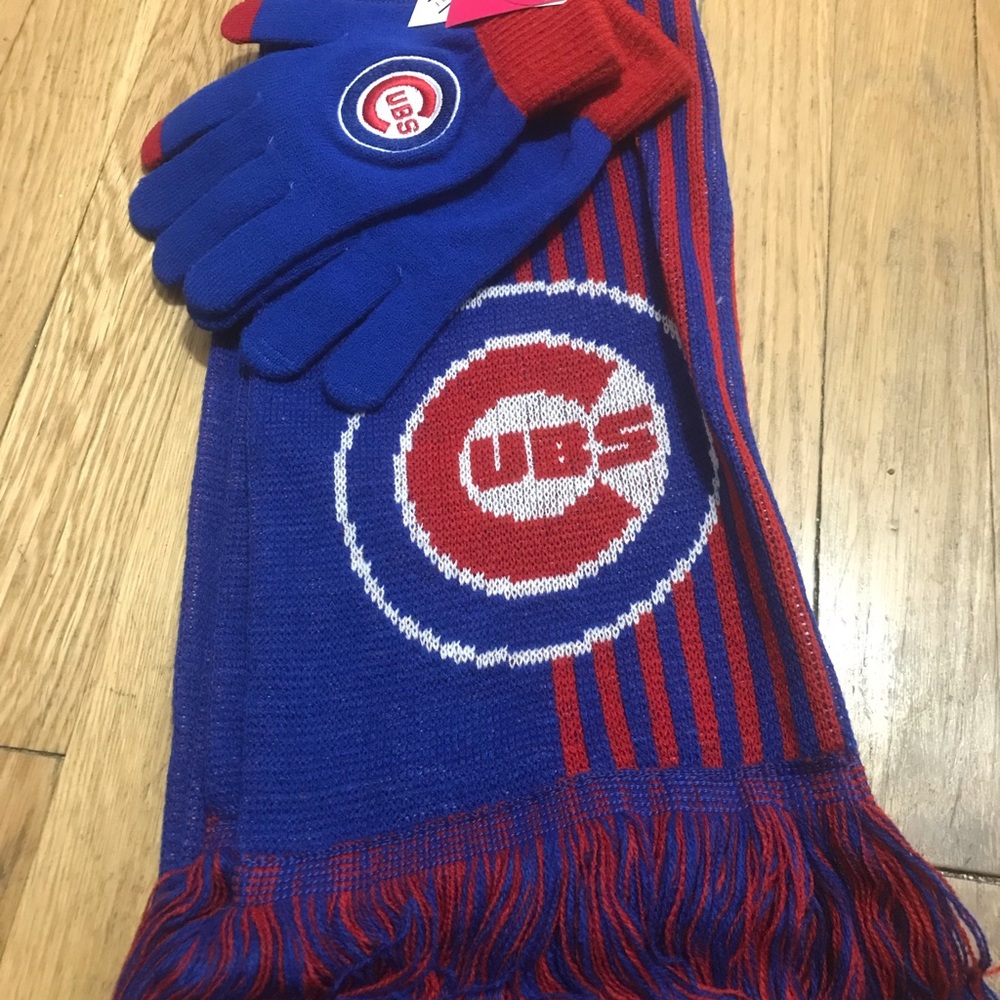 Cubs scarf and glove set